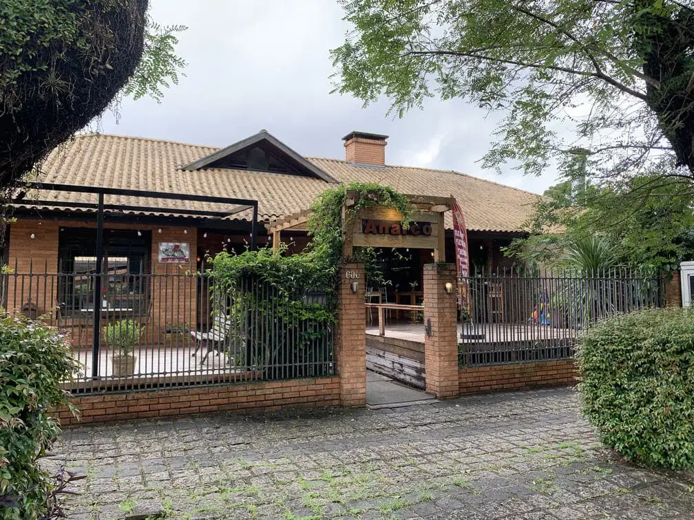 Fachada de tijolo e jardim do Anarco Batel, no Batel, em Curitiba